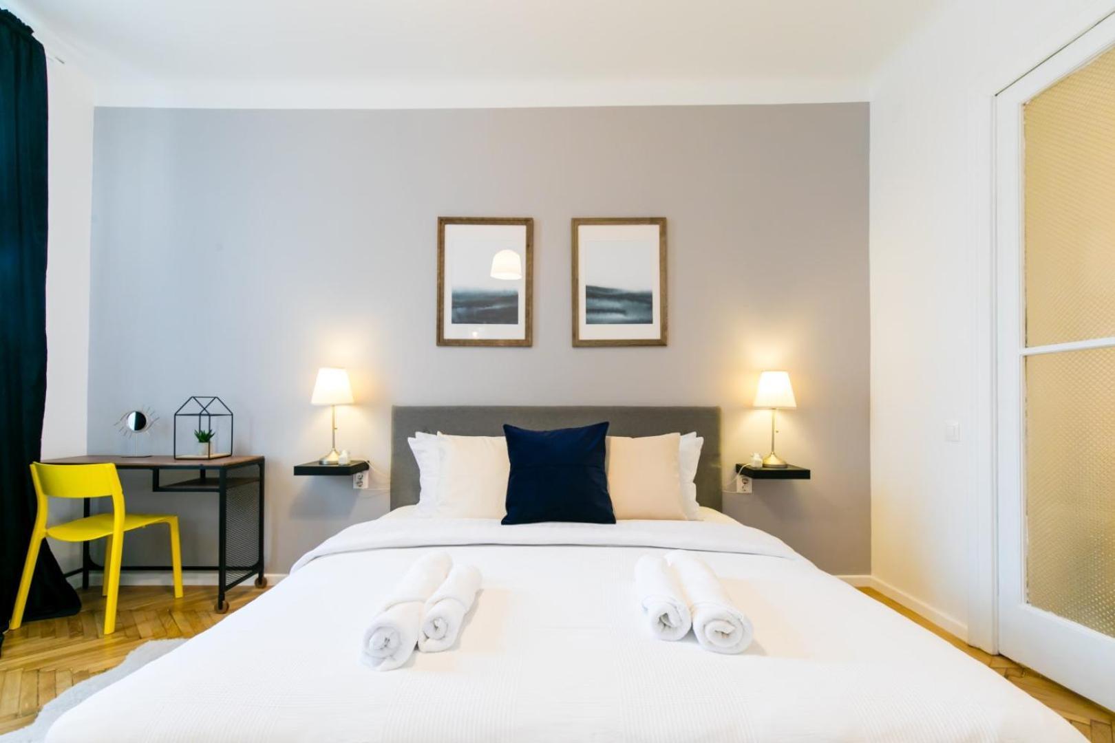 Heart Of The City - Cozy Apartments In Prime Location Bucharest Room photo